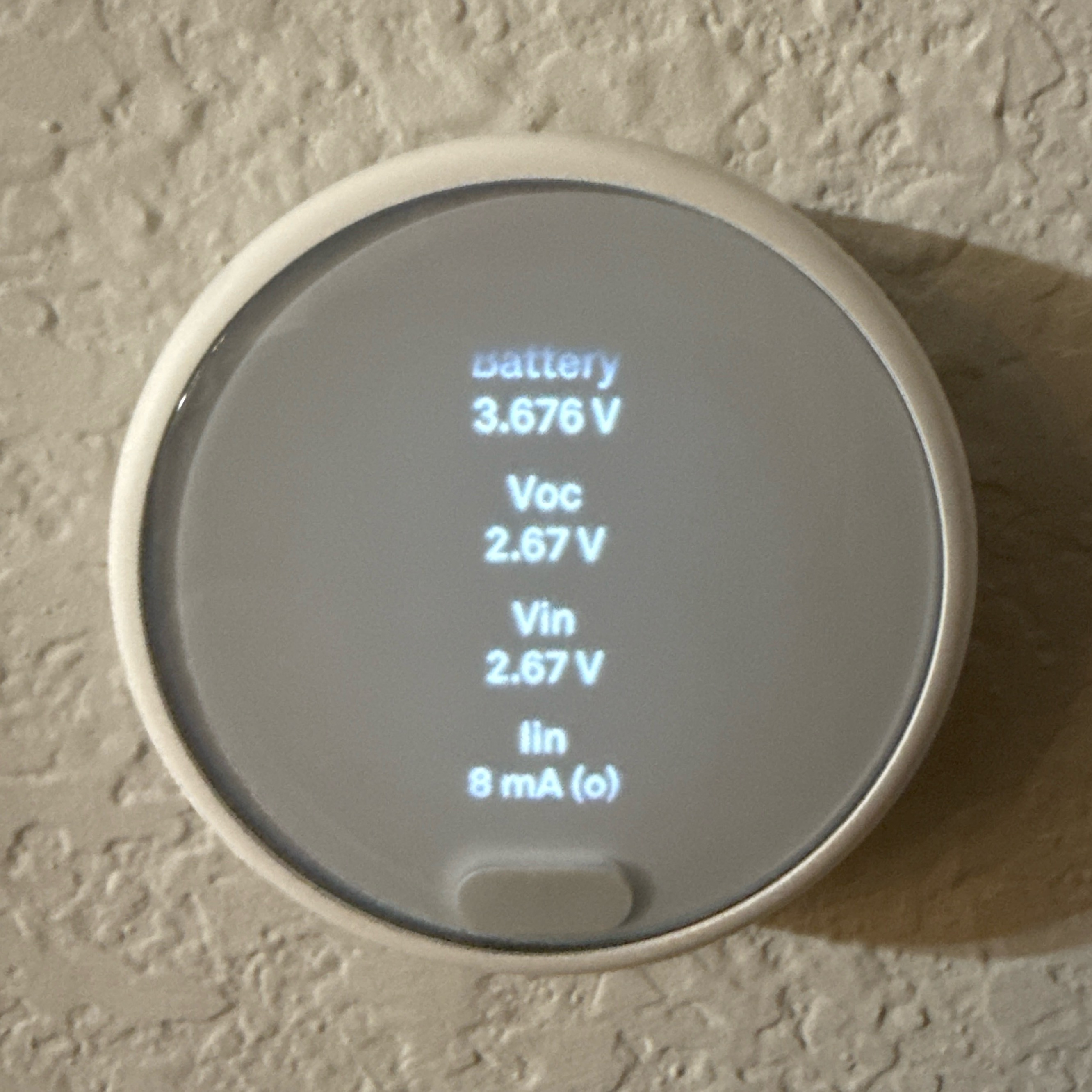 Google Nest E показує низький вольтаж
